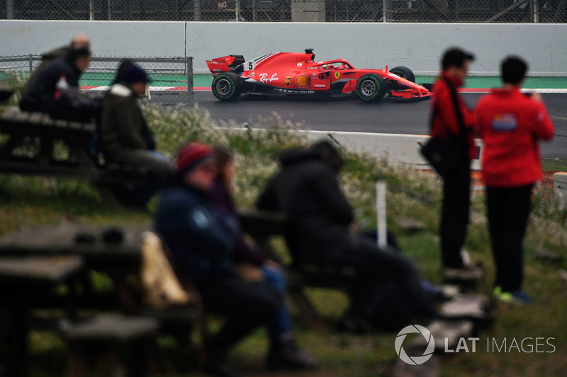 I fan guardano Sebastian Vettel, Ferrari SF71H