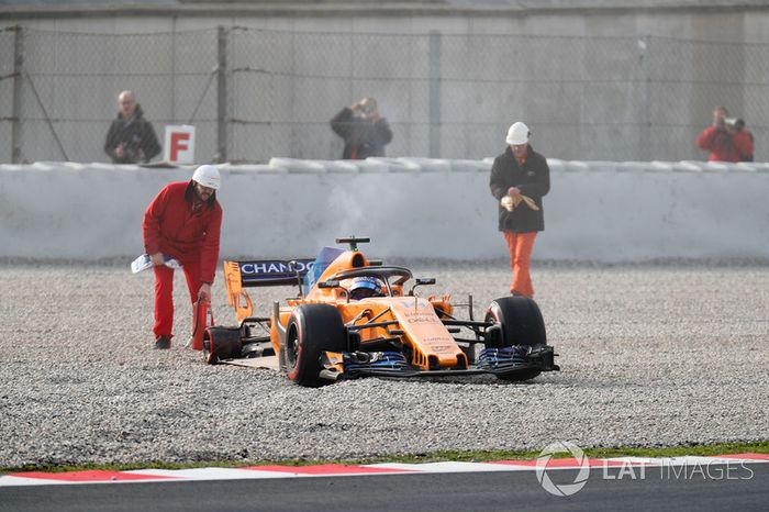 Fernando Alonso, McLaren MCL33 gira en la trampa de grava después perder la rueda trasera