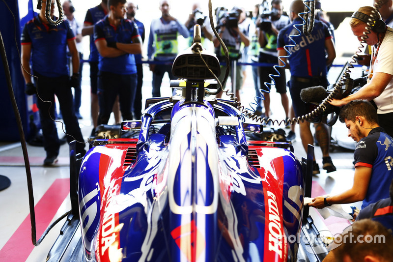 Инженеры Scuderia Toro Rosso работают с автомобилем STR13 Пьера Гасли