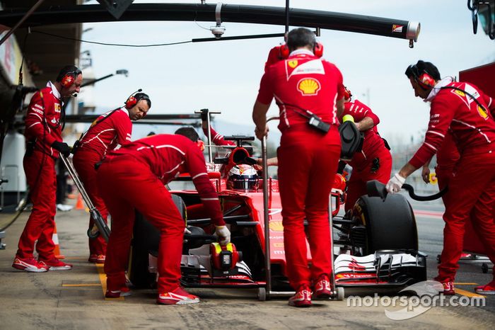 Kimi Raikkonen, Ferrari SF70H en el pitlane