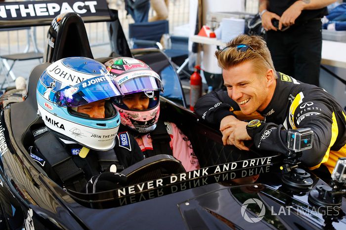 Mika Hakkinen lleva a Sergio Pérez, Force India a un paseo