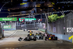 Льюіс Хемілтон, Mercedes AMG F1 W08, лідирує попереду пелотона