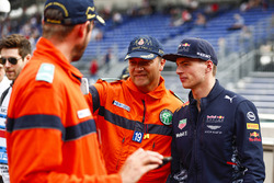Un commissaire prend une photo avec Max Verstappen, Red Bull