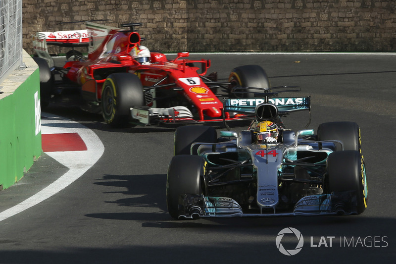 Lewis Hamilton, Mercedes AMG F1 W08, Sebastian Vettel, Ferrari SF70H