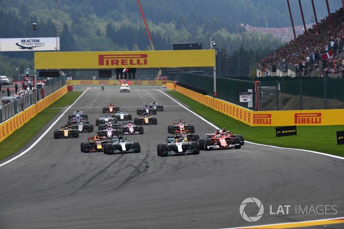 Lewis Hamilton, Mercedes-Benz F1 W08  líder al inicio de la carrera