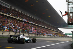 Lewis Hamilton, Mercedes AMG F1 W08, krijgt de zwartwit geblokte vlag