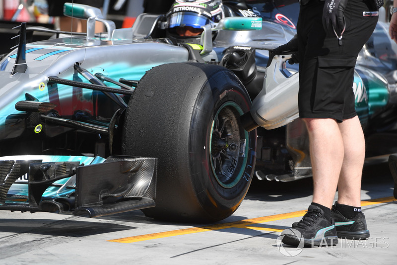 Valtteri Bottas, Mercedes-Benz F1 W08 y un mecánico de Mercedes AMG F1 refrigerador de frenos