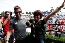 Fernando Alonso, McLaren, da un abrazo a un fan