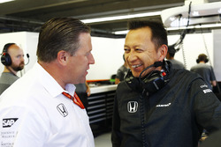 Исполнительный директор McLaren Technology Group Зак Браун и глава Honda Motorsport Юсуке Хасегава