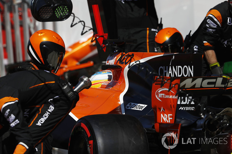 Fernando Alonso, McLaren MCL32, pitstop