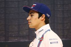 Lance Stroll visita el stand de  F1 Racing