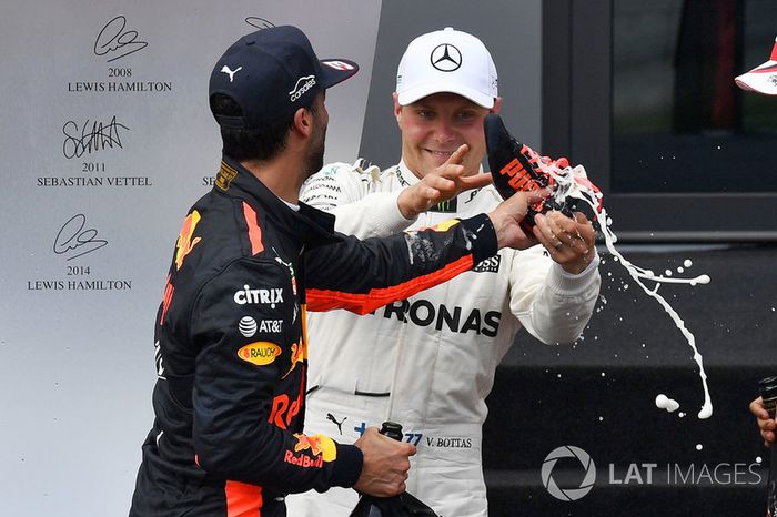 Pero Bottas se negó, y el champagne acabó por el suelo