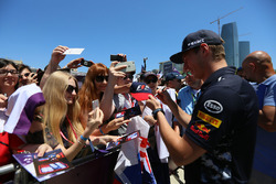 Макс Ферстаппен, Red Bull Racing, роздає автографи