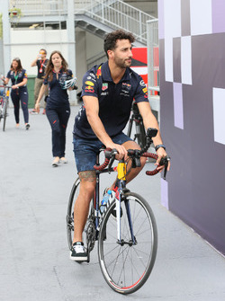 Daniel Ricciardo, Red Bull Racing monta una bicicleta