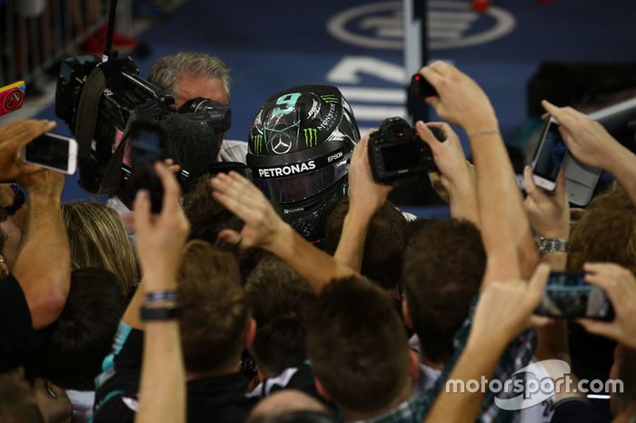 Segundo lugar y nuevo campeón mundial Nico Rosberg, de Mercedes AMG Petronas F1 celebra en parc ferme