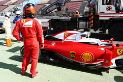 Kimi Raikkonen, Ferrari SF16-H fermo alla fine della pit lane