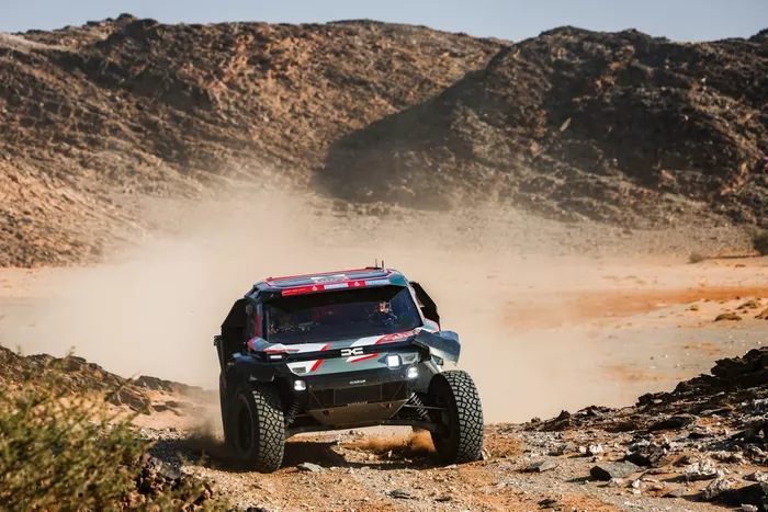 #200 The Dacia Sandriders Dacia: Nasser Al-Attiyah, Edouard Boulanger