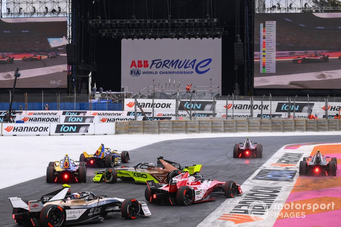 Dan Ticktum CUPRA KIRO Porsche 99X Electric WCG3 gira en el pelotón