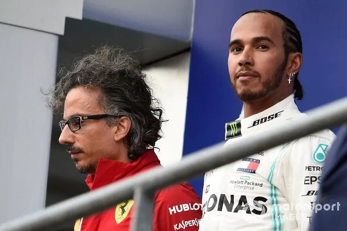 Laurent Mekies, Sporting Director, Ferrari, Lewis Hamilton, Mercedes AMG F1, secondo classificato, e Charles Leclerc, Ferrari, primo classificato, sul podio