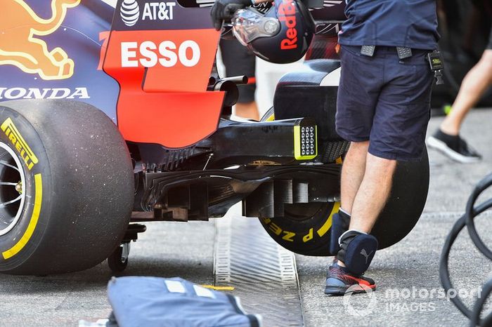 Los mecánicos devuelven un Red Bull RB15 al taller