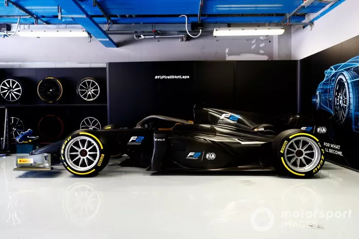 Jean Alesi prueba los nuevos neumáticos Pirelli de 18 pulgadas para las próximas temporada de F2 