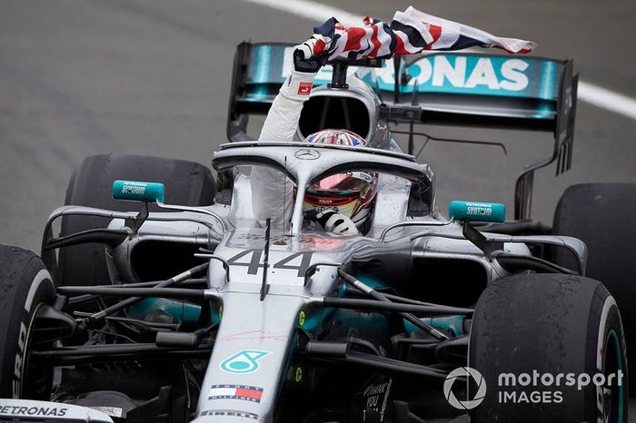 Lewis Hamilton, Mercedes AMG F1 W10, prima posizione, sventola la bandiera mentre si dirige al Parc Ferme