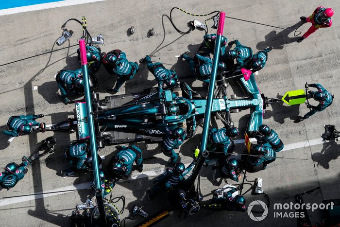 Lance Stroll, Aston Martin AMR21, pit stop