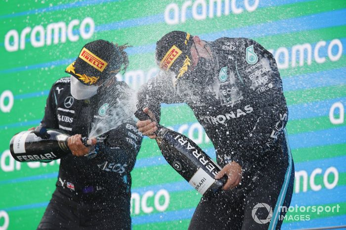 Podio: ganador de la carrera Lewis Hamilton, Mercedes, tercer lugar Valtteri Bottas, Mercedes