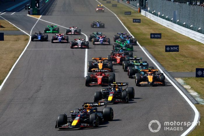 Max Verstappen, Red Bull Racing RB20, Sergio Pérez, Red Bull Racing RB20, Lando Norris, McLaren MCL38, Carlos Sainz, Ferrari SF-24, Fernando Alonso, Aston Martin AMR24, el resto de la parrilla en la salida.