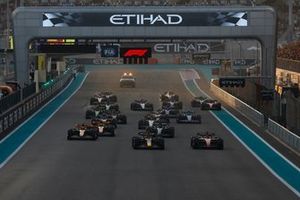 Max Verstappen, Red Bull Racing RB19, Charles Leclerc, Ferrari SF-23, Oscar Piastri, McLaren MCL60, Lando Norris, McLaren MCL60, George Russell, Mercedes F1 W14, el resto de la parrilla en la salida.