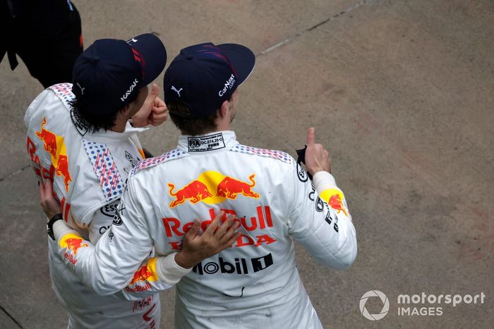 Max Verstappen, Red Bull Racing, 2ª posición, y Sergio Pérez, Red Bull Racing, 3ª posición, en Parc Ferme