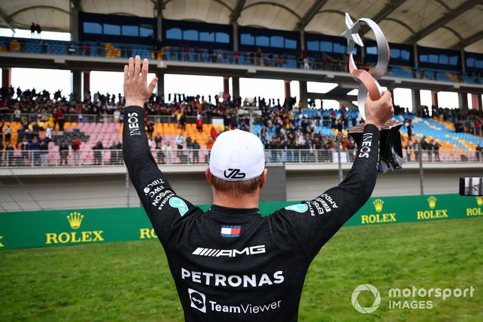 Valtteri Bottas, Mercedes, 1ª posición, lo celebra con los aficionados