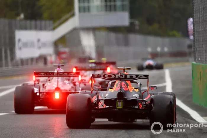 Max Verstappen, Red Bull Racing RB16B, en la salida de los pits