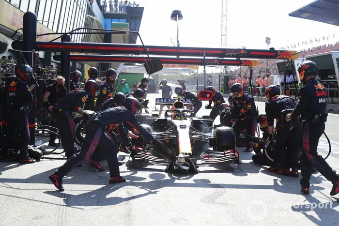 Sergio Pérez, Red Bull Racing RB16B, en pits