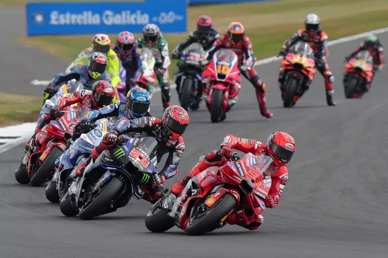 Marc Marquez, Ducati Team, Fabio Quartararo, Yamaha Factory Racing