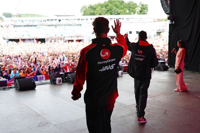 Esteban Ocon, Haas F1 Team, Oliver Bearman, Haas F1 Team