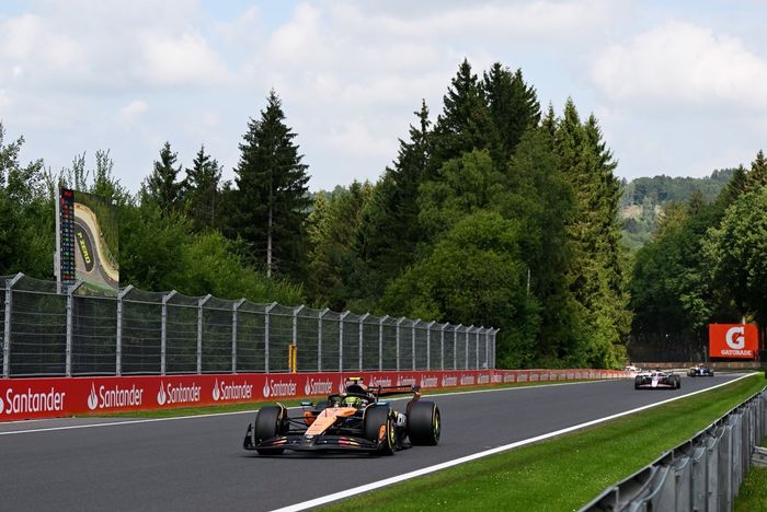 Lando Norris, McLaren, Esteban Ocon, Haas F1 Team