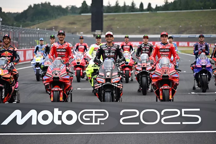 Foto de grupo de los pilotos de MotoGP