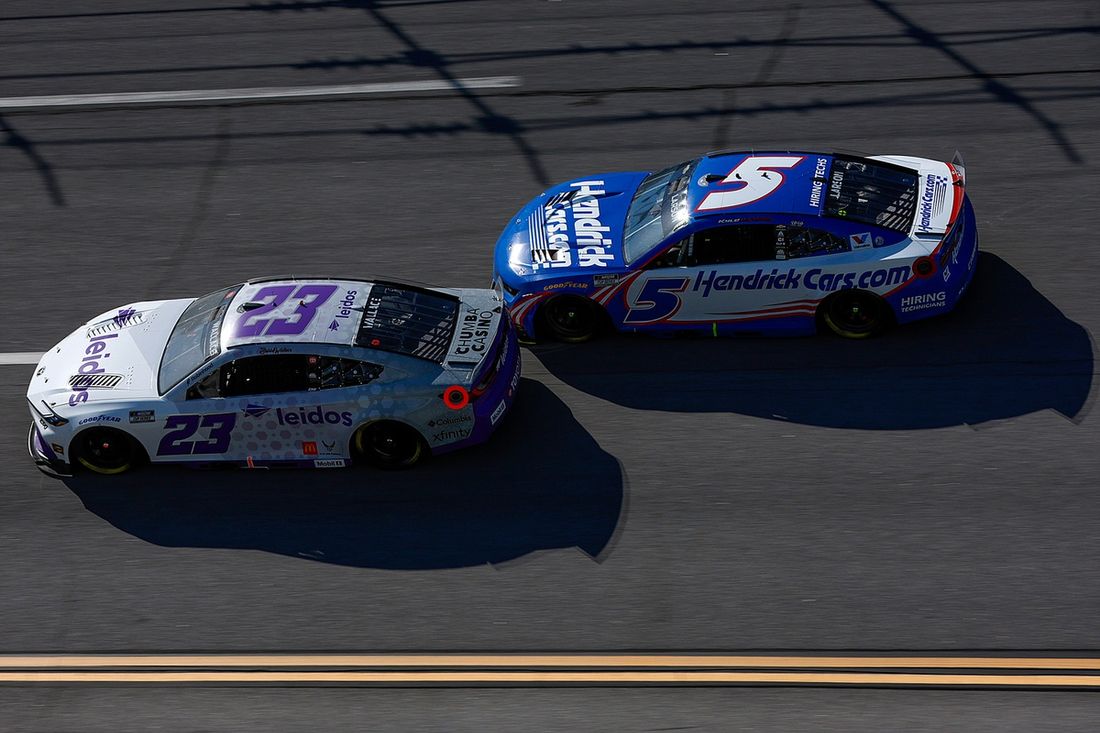 Bubba Wallace, 23XI Racing Toyota, Kyle Larson, Hendrick Motorsports Chevrolet