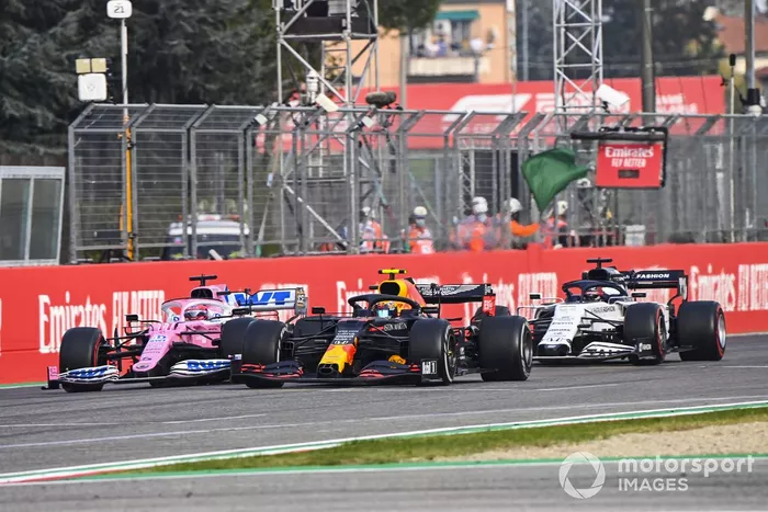 Alex Albon, Red Bull Racing RB16, con Daniil Kvyat, AlphaTauri AT01, y Sergio Pérez, Racing Point RP20
