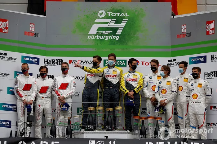 Podio: il vincitore della gara #99 Rowe Racing BMW M6 GT3: Alexander Sims, Nicky Catsburg, Nick Yelloly, secondo posto #3 Audi Sport Team Car Collection Audi R8 LMS GT3: Mirko Bortolotti, Robin Frijns, Markus Winkelhock, terzo posto #42 BMW Team Schnitzer BMW M6 GT3: Augusto Farfus, Jens Klingmann, Martin Tomczyk, Sheldon van der Linde