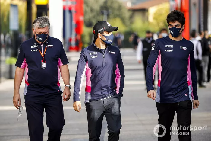 Otmar Szafnauer, Director del equipo y CEO, Racing Point, Sergio Pérez, Racing Point, y Lance Stroll, Racing Point