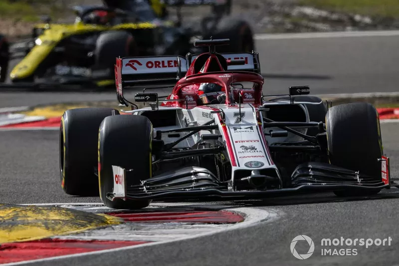 Kimi Raikkonen, Alfa Romeo Racing C39, Esteban Ocon, Renault F1 Team R.S.20