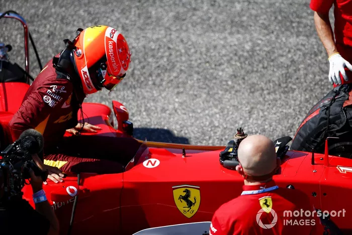 Mick Schumacher conduce el Ferrari F2004 con el que ganó el campeonato Michael Schumacher, en una carrera de demostración para celebrar el Gran Premio número 1000 de Ferrari 