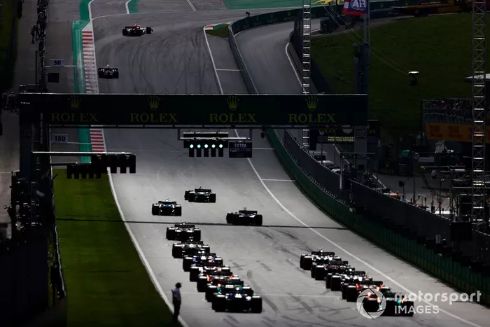 Los pilotos se alejan para la vuelta de formación