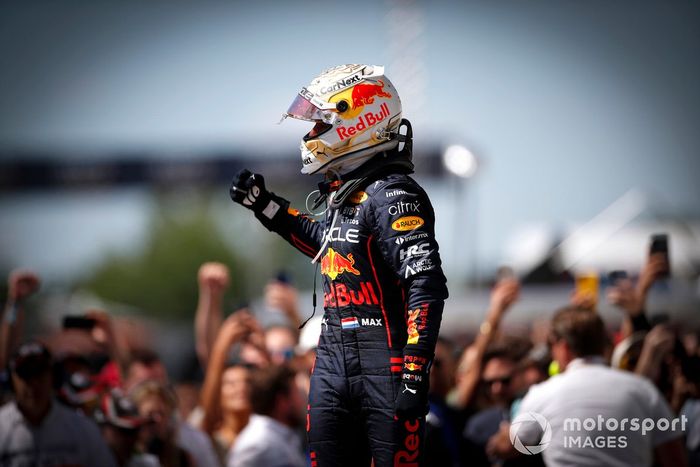Ganador Max Verstappen, el RB18 de Red Bull Racing celebra