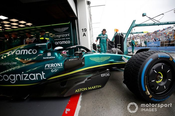 Sebastian Vettel, Aston Martin AMR22, sale del garaje