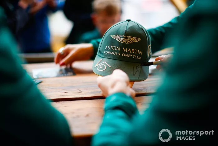 Sebastian Vettel, Aston Martin, Lance Stroll, Aston Martin, firman autógrafos para los fans
