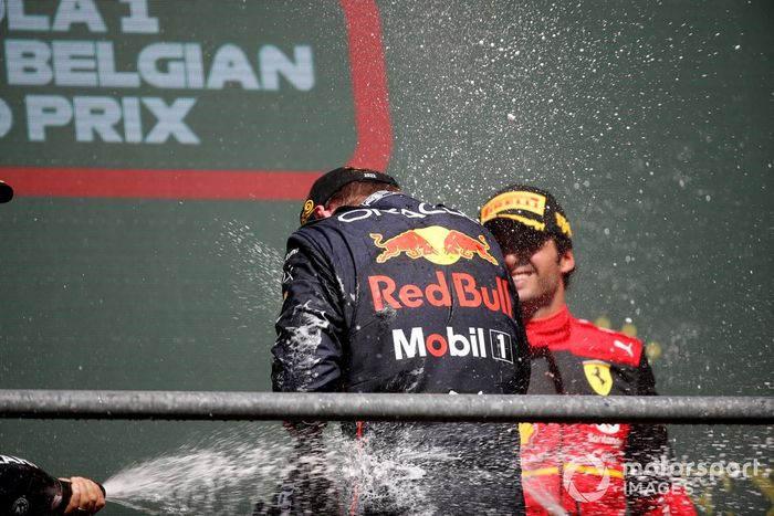 Podio: ganador Max Verstappen, Red Bull Racing, tercer lugar Carlos Sainz, Ferrari