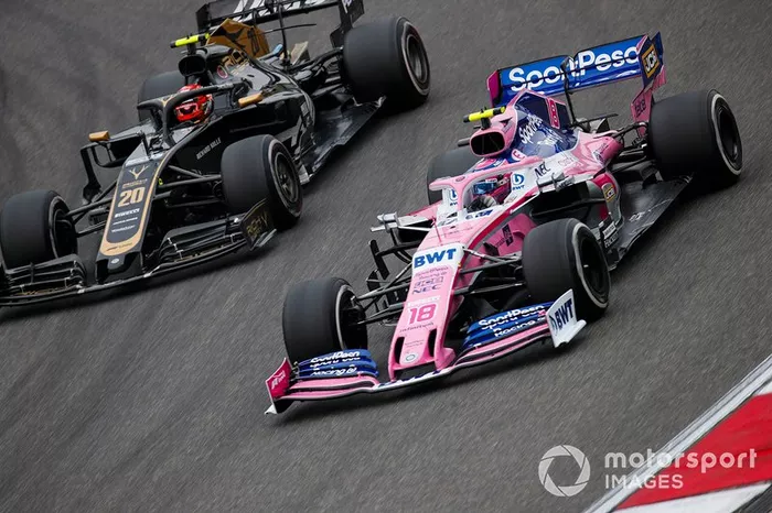 Lance Stroll, Racing Point RP19, por delante de Kevin Magnussen, Haas F1 Team VF-19